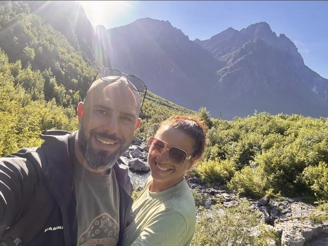 Marlene und Markus Stadler gemeinsam in der Natur vor einer Bergkulisse