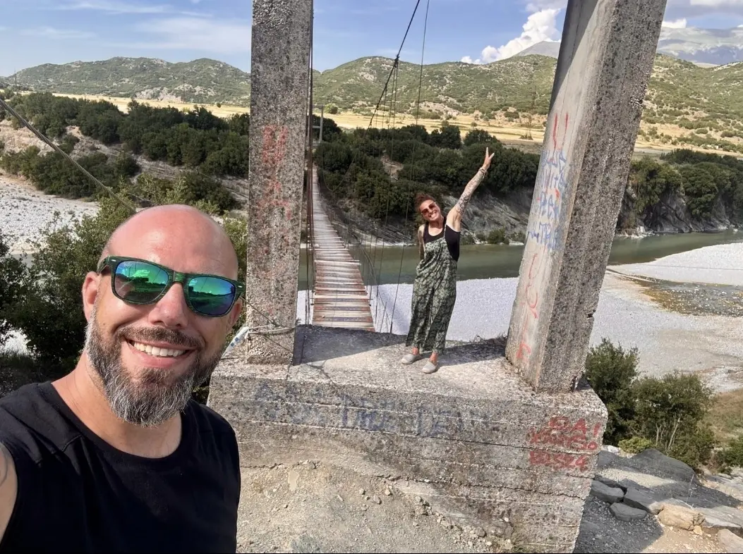 Marlene und Markus Stadler bei einer Reise inmitten einer Naturlandschaft