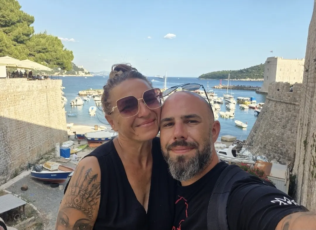 Marlene und Markus Stadler auf Reisen an einem Hafen